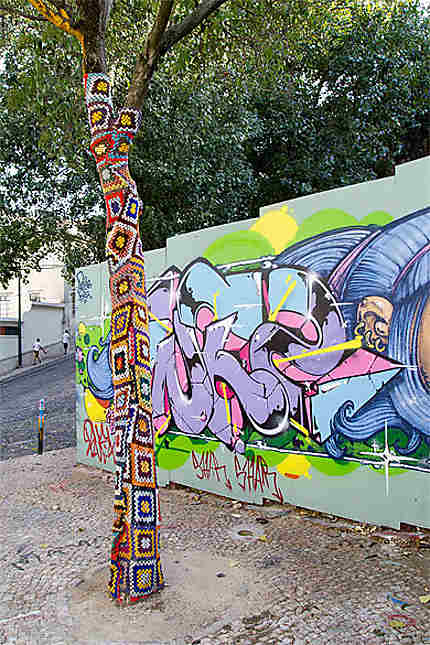 Lisbonne - Tricot et tag font bon ménage pour décorer la rue