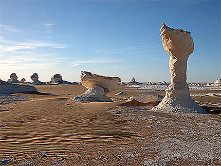 Sable et rochers décorent le paysage entre Siwa et Farafra