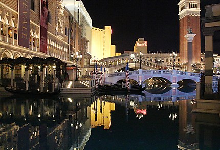Reflets : l'extérieur du "Venetian" la nuit