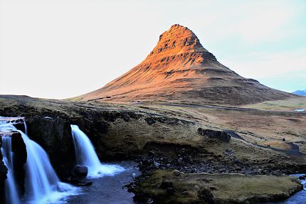 Le célèbre mont Kirkjufell, au soleil couchant