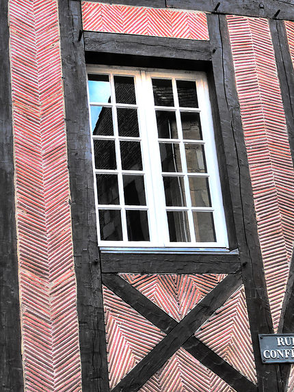 Fenêtre entourée de briquettes à Bergerac