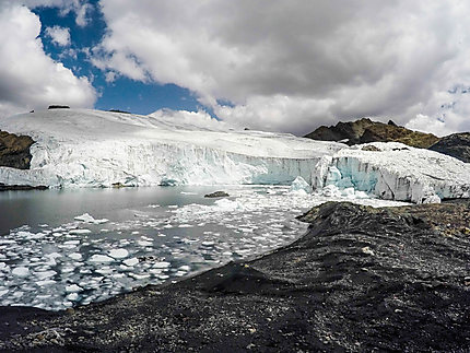 Vue sur le célèbre glacier Pastoruri