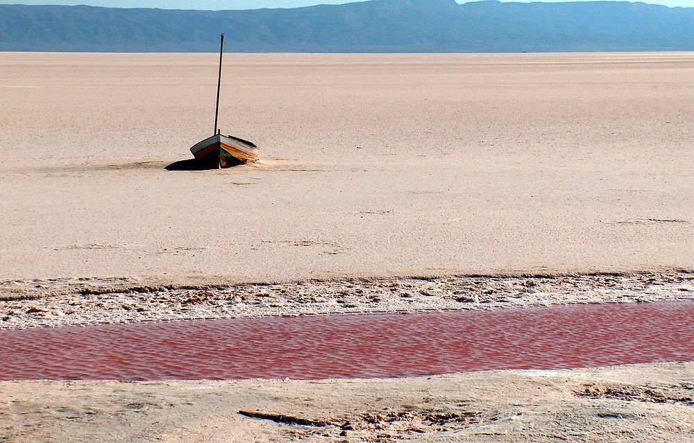 L'eau passe, mais la rive reste.