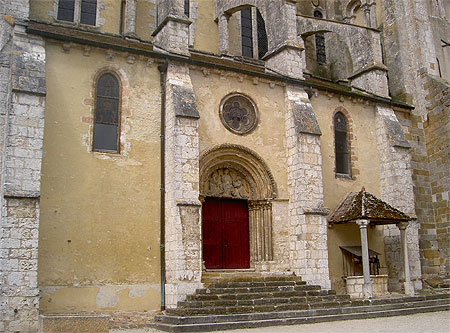Collégiale Notre-Dame et son vieux puit couvert Collégiale Notre-Dame et son vieux puit couvert