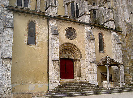 Collégiale Notre-Dame et son vieux puit couvert