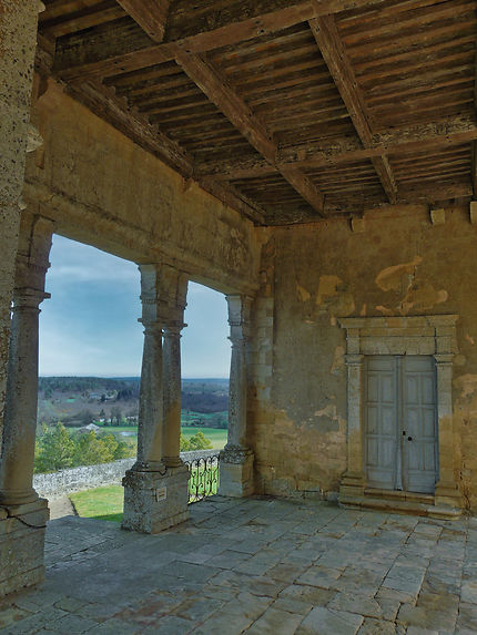 Partie intérieure du château de Biron et vue 