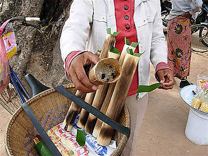 Vendeuse de bambous remplis de riz gluant et haricots
