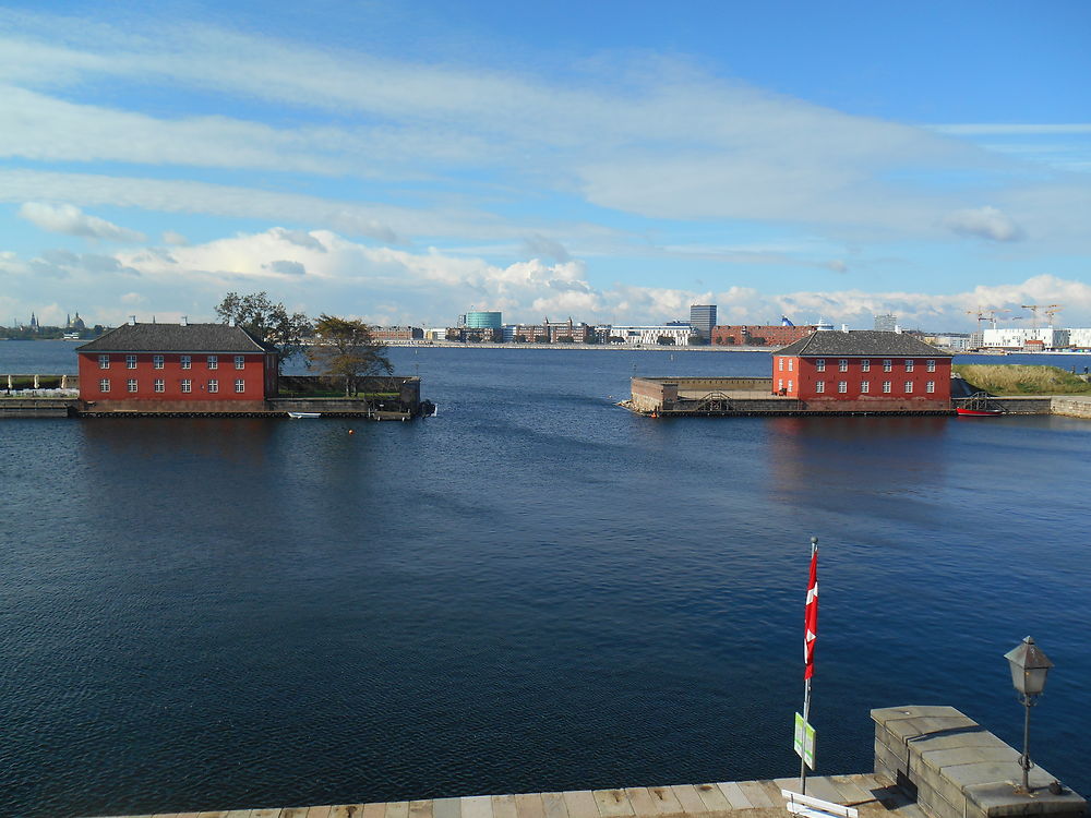 L'entrée de Trekroner face au port