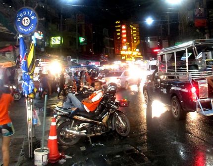 Scene de rue et taxi moto