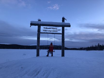 Méditation face au lac en Laponie finlandaise