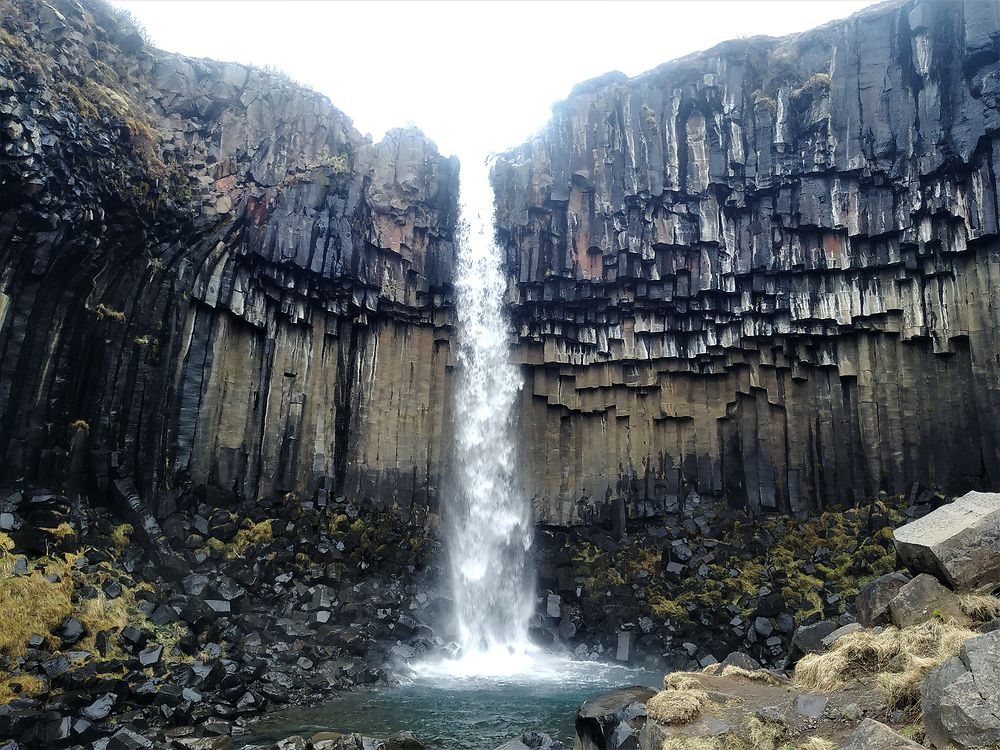 Cascade de Svartifoss dans le parc du Skaftafell