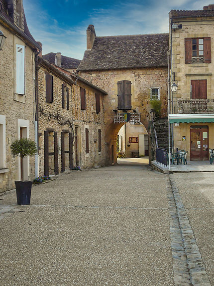 Place avec maisons en pierres