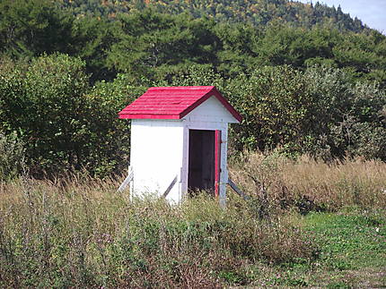 Une Bécosse (latrine) à Anse-à-Valleau
