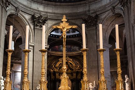 Eglise Saint-Sulpice, les chandeliers et le Christ