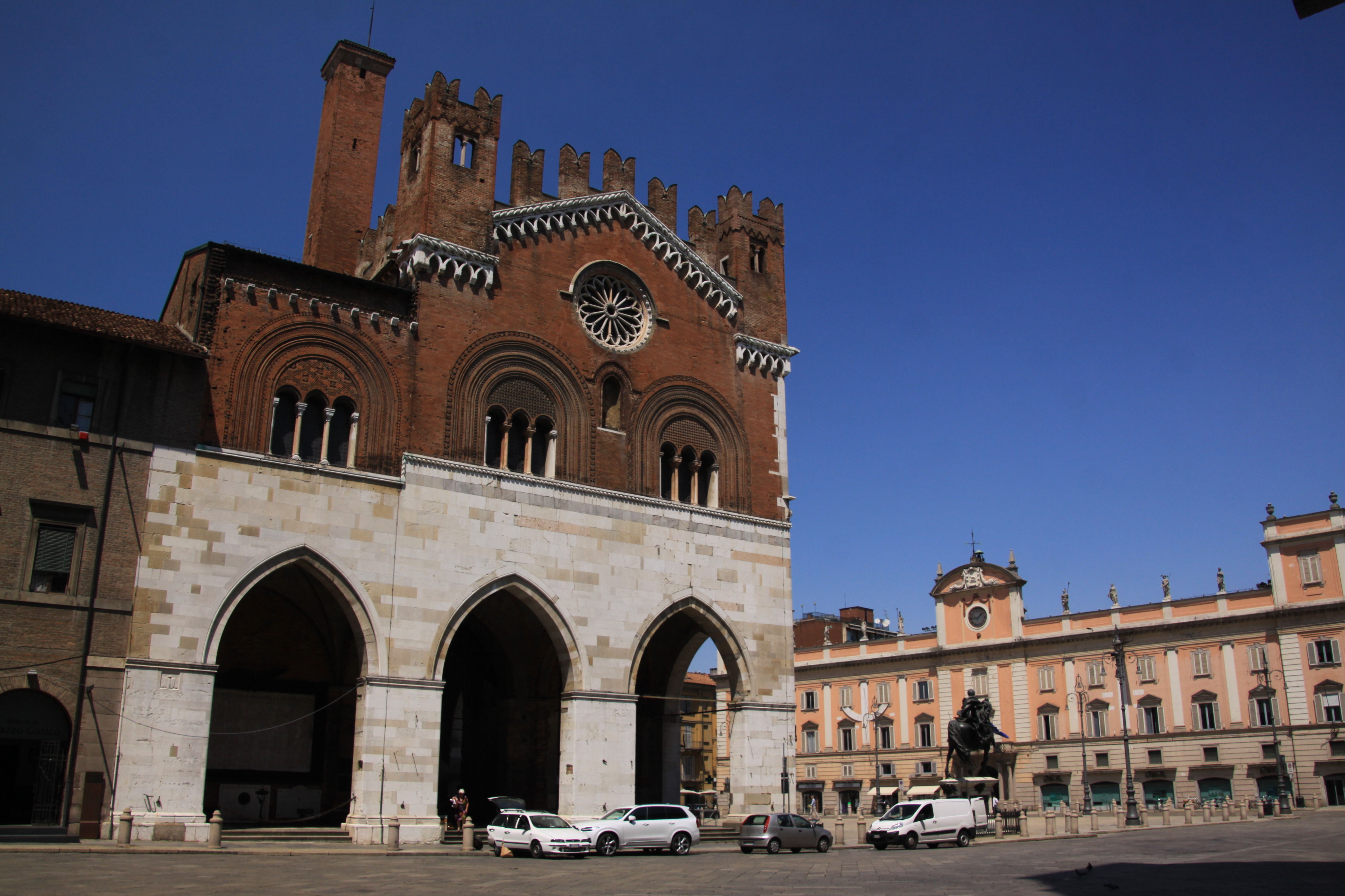 Face latérale du Palazzo gotico de Piacenza