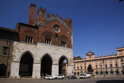 Face latérale du Palazzo gotico de Piacenza