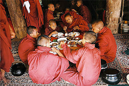 Repas d'offrandes à Bagan