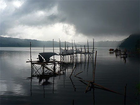 Quand l'orage menace sur le lac Buyan Quand l'orage menace sur le lac Buyan