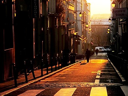 Coucher de soleil dans une rue de Paris