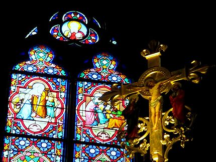 Christ et vitraux, église des Saints-Archanges