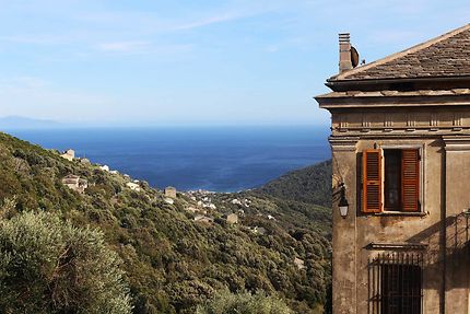 Fenêtre vue sur la méditerranée en Corse