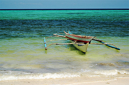 Barque à bascule sur le plage de Bogalog à Boracay