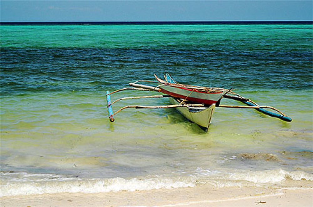 Barque à bascule sur le plage de Bogalog à Boracay