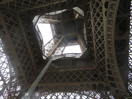 La tour Eiffel vue d'en bas