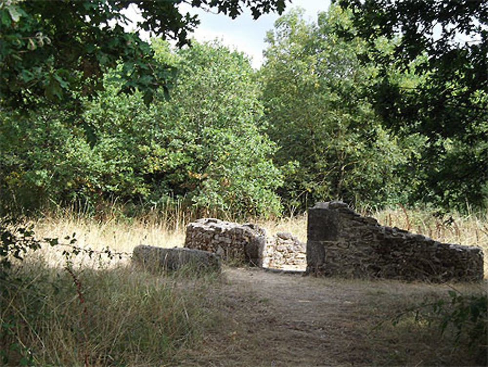 Ruine d'un moulin au mont des alouettes