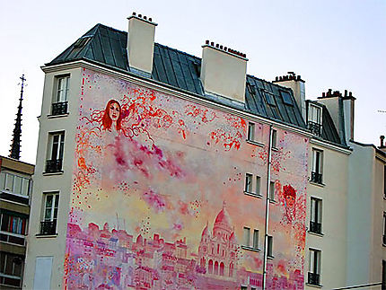Fresque rose sur immeuble