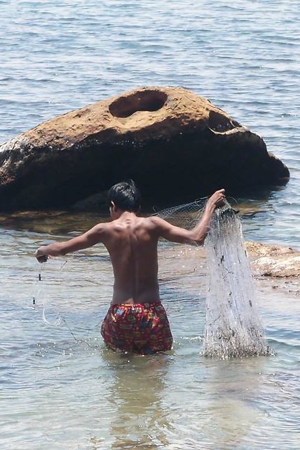Jeune thaï au bord de l'eau
