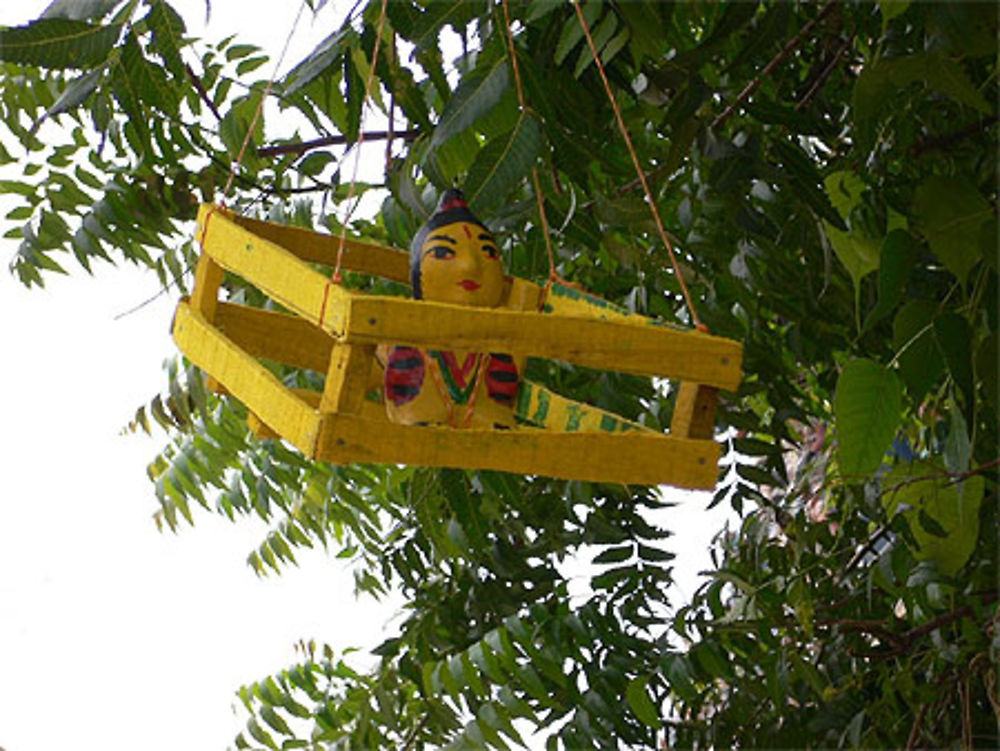 Offrande sur l'arbre sacré, temple de Sri Meenakschi