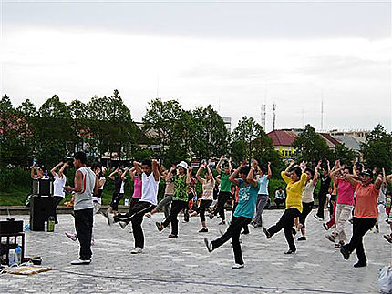Cours d'aérobic à Battambang.