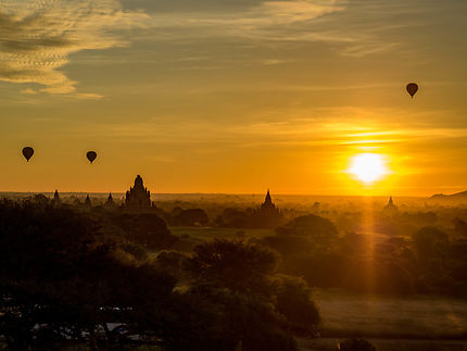 Sunrise sur Bagan