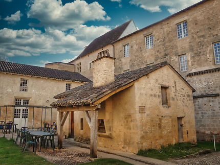 Très bel édifice en pierres à Cadouin