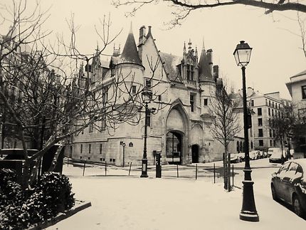 Paris sous la neige,  (l' hôtel de Sens)