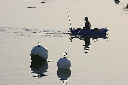 Un pêcheur part pêcher