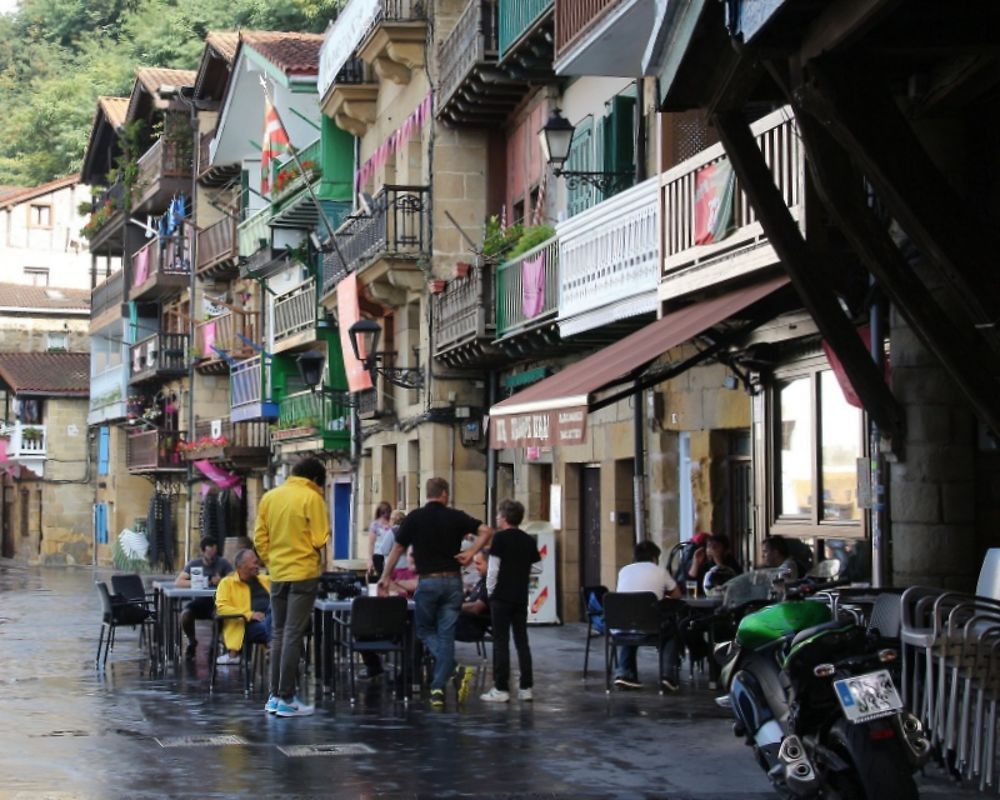 Bar sur la place de Pasaia Donibane