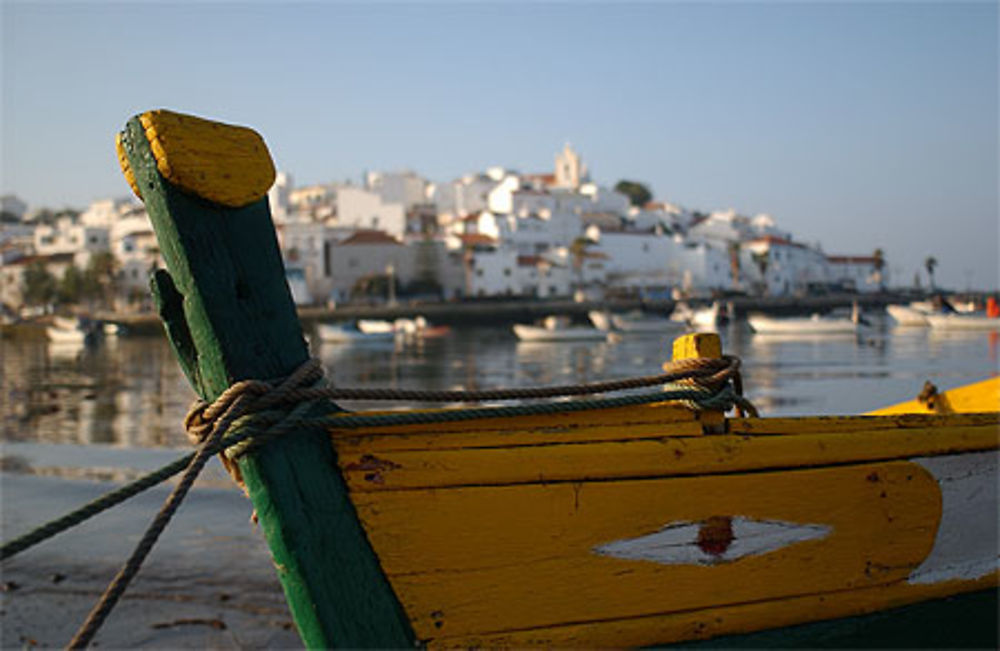 Ferragudo, barque et vue de la ville