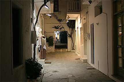 Dans les rues de Paros de nuit