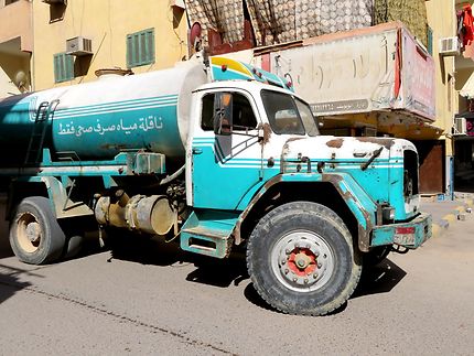 Le vieux camion hors d'âge à Hurghada