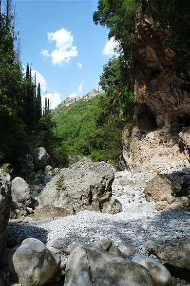 Au milieu des gorges Au milieu des gorges