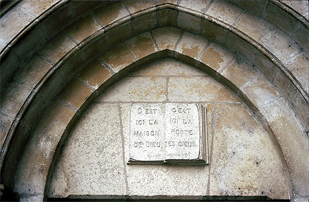 Inscription sur la façade du temple protestant Inscription sur la façade du temple protestant
