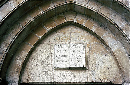 Inscription sur la façade du temple protestant