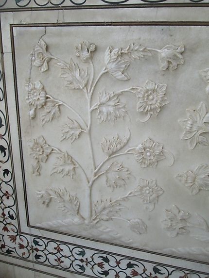 Reliefs floraux en marbre