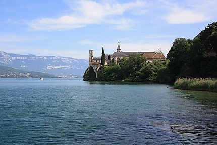 Abbaye sur le lac