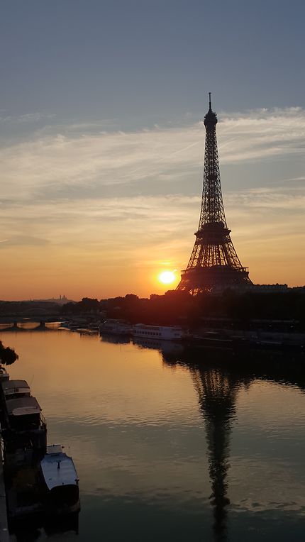 Paris et la Tour Eiffel, tôt le matin