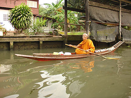 Le moine au fil de l'eau