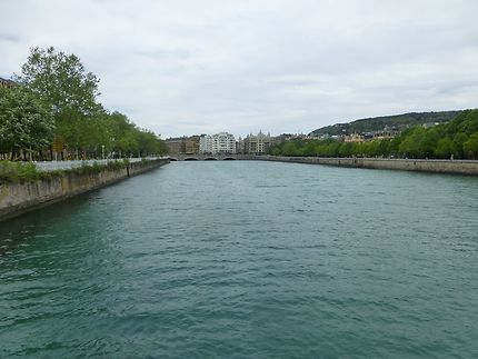 Le fleuve traversant Donostia