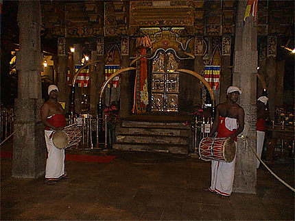 Cérémonie au temple Dalada Maligawa
